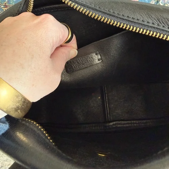 Madewell The Large Transport Camera Bag in Black Leather - Picture 5 of 8